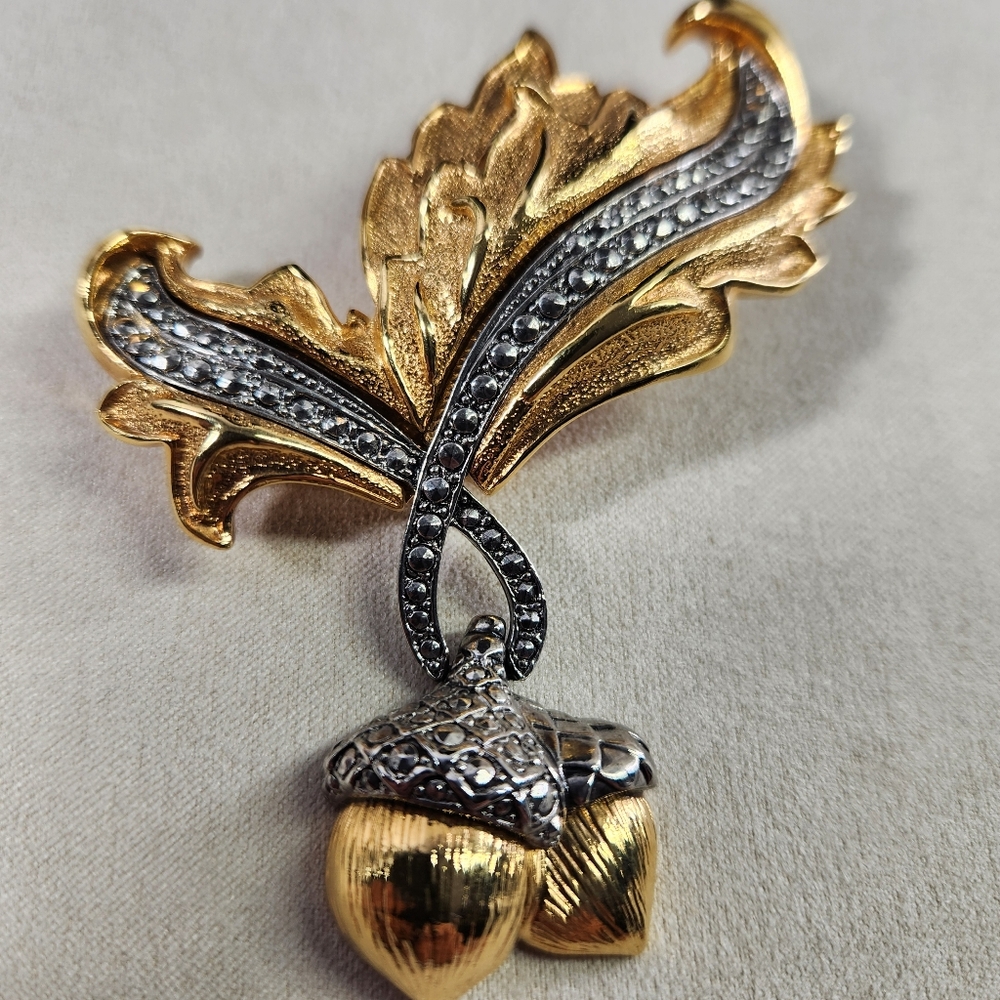 #2551, VTG SIGNED AVON 1994's "ELEGANT ACORN" STATEMENT BROOCH. 3 1/8" X 2 3/4"